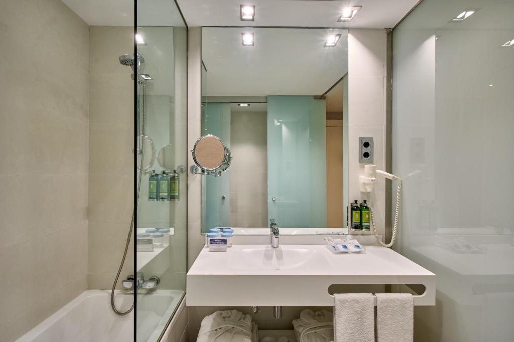 a bathroom with a sink and a shower at VP Madroño in Madrid