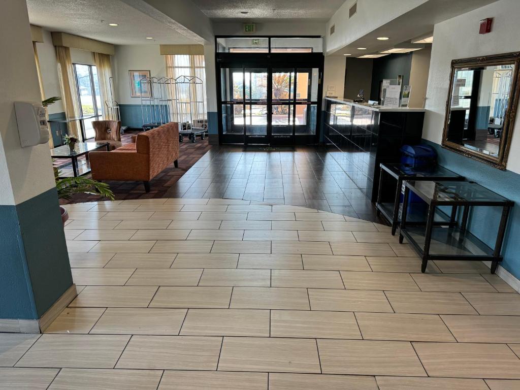 a lobby with a tile floor in a building at Quality Inn & Suites Hattiesburg in Hattiesburg