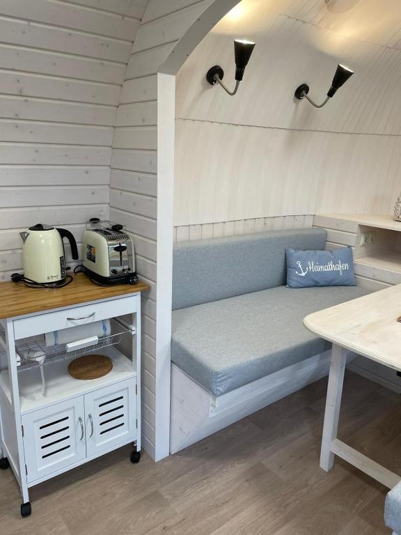 Příslušenství pro přípravu čaje a kávy v ubytování Tiny Igloo Nordström
