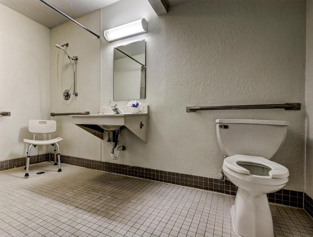Koupelna v ubytování Motel 6 Wells