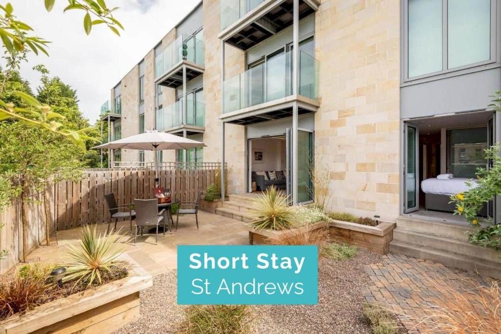 uma casa com uma estadia curta st amyris em Luxury Garden Apartment in St Andrews em St Andrews