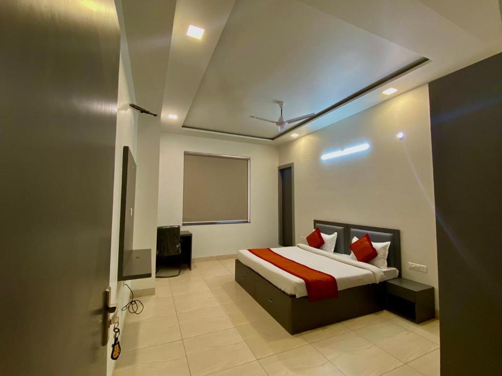 ein Schlafzimmer mit einem Bett in einem Zimmer in der Unterkunft Hello Namaste India - Elite in Jaipur