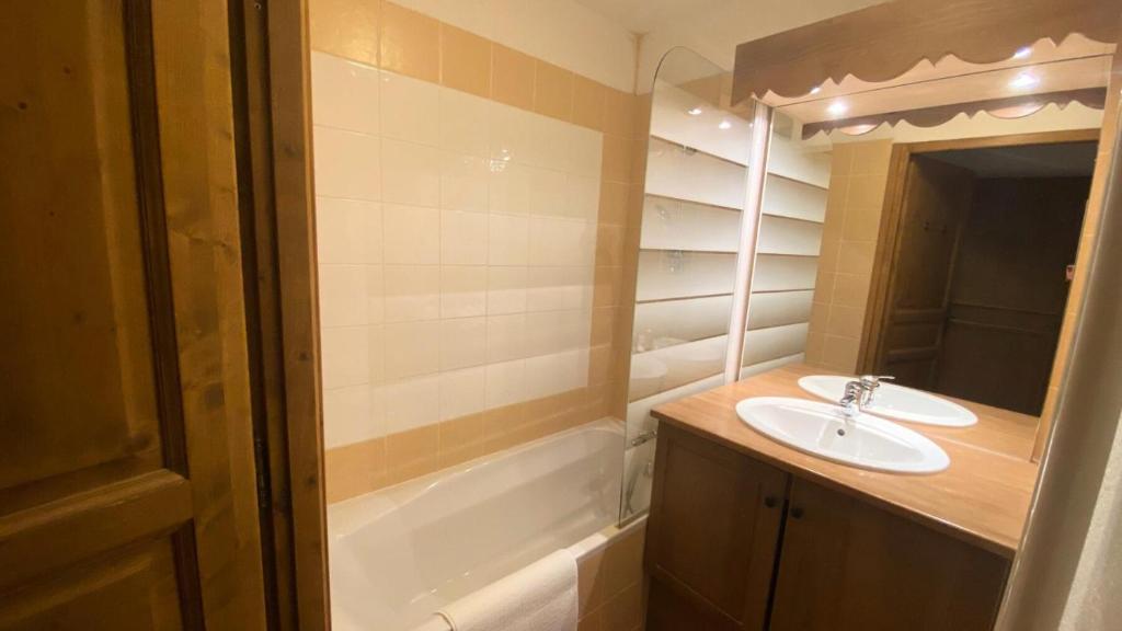 Kúpeľňa v ubytovaní Résidence Les Airelles - appartement plein sud, parking couvert - 50 m des pistes de ski! MAE-8394