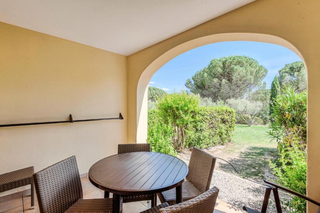 Ogród w obiekcie Village Pont Royal en Provence - maeva Home - Studio 4 personnes - Sélection MAE-2934