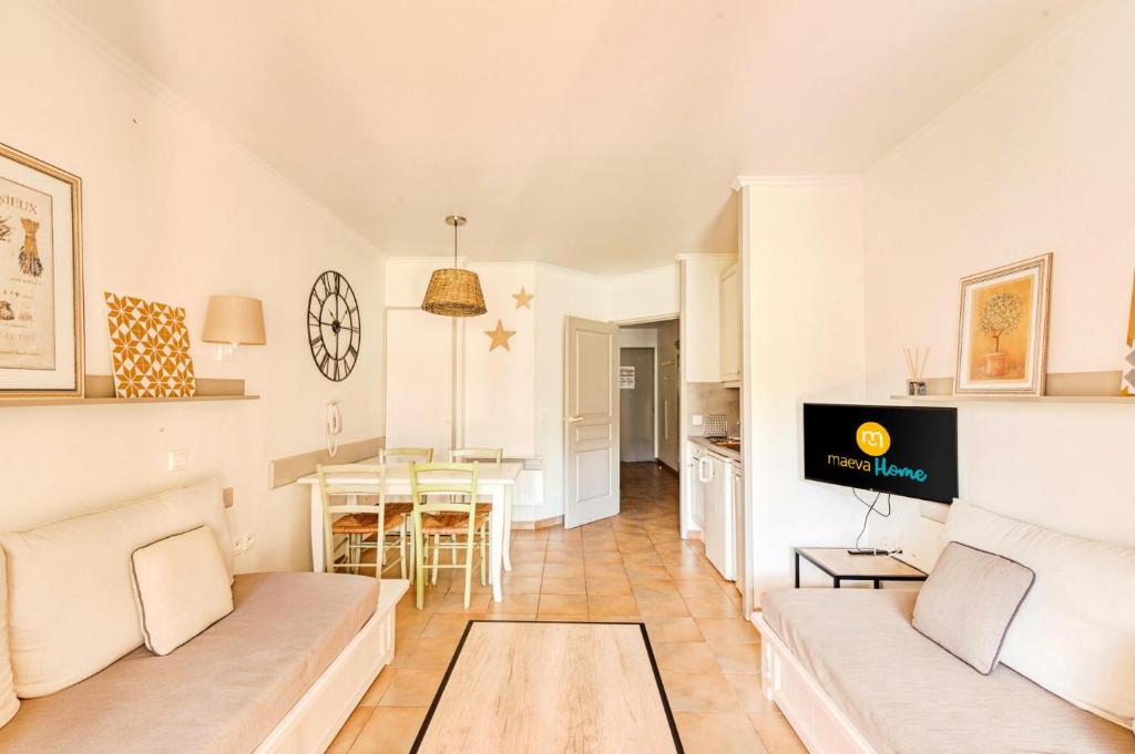 salon z kanapą i stołem w obiekcie Village Pont Royal en Provence - maeva Home - Studio 4 personnes - Sélection MAE-2934 w mieście Mallemort