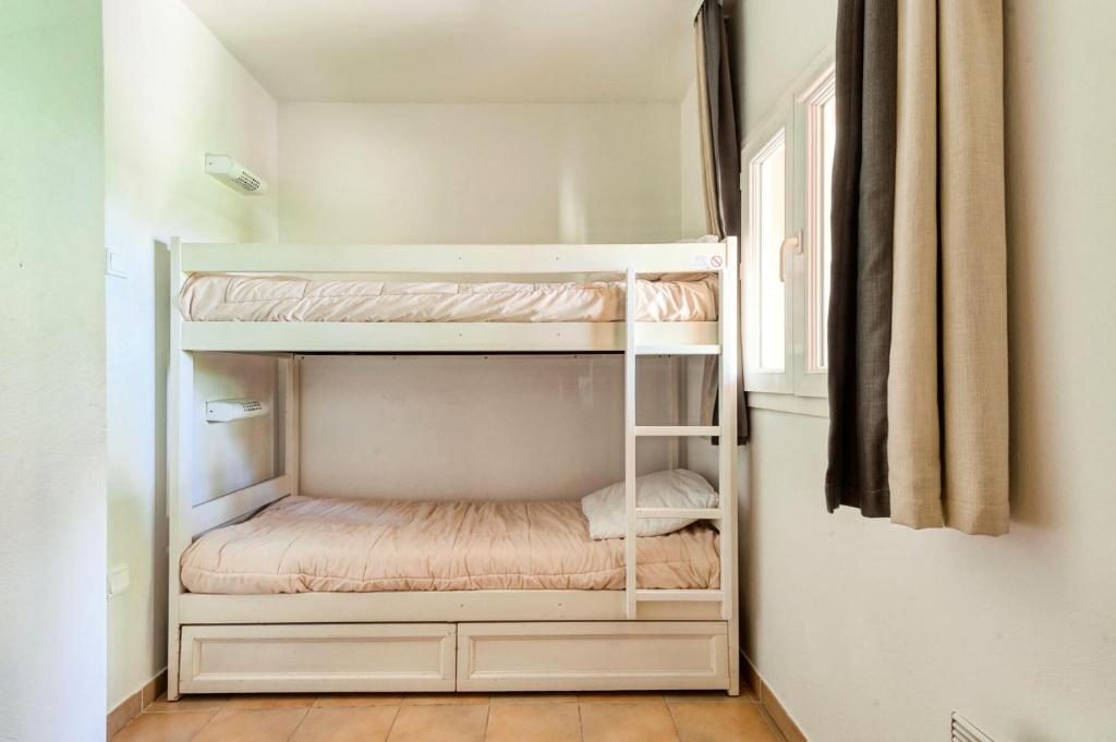 sypialnia z dwoma łóżkami piętrowymi w pokoju w obiekcie Village Pont Royal en Provence - maeva Home - Studio 4 personnes - Sélection MAE-2934 w mieście Mallemort