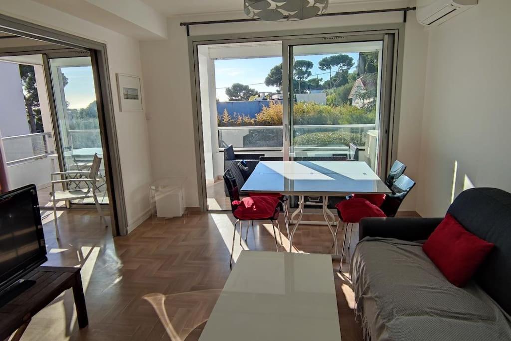 un salon avec un canapé et une table dans l'établissement SANARY - T2Bis sur Terrasse, à Sanary-sur-Mer