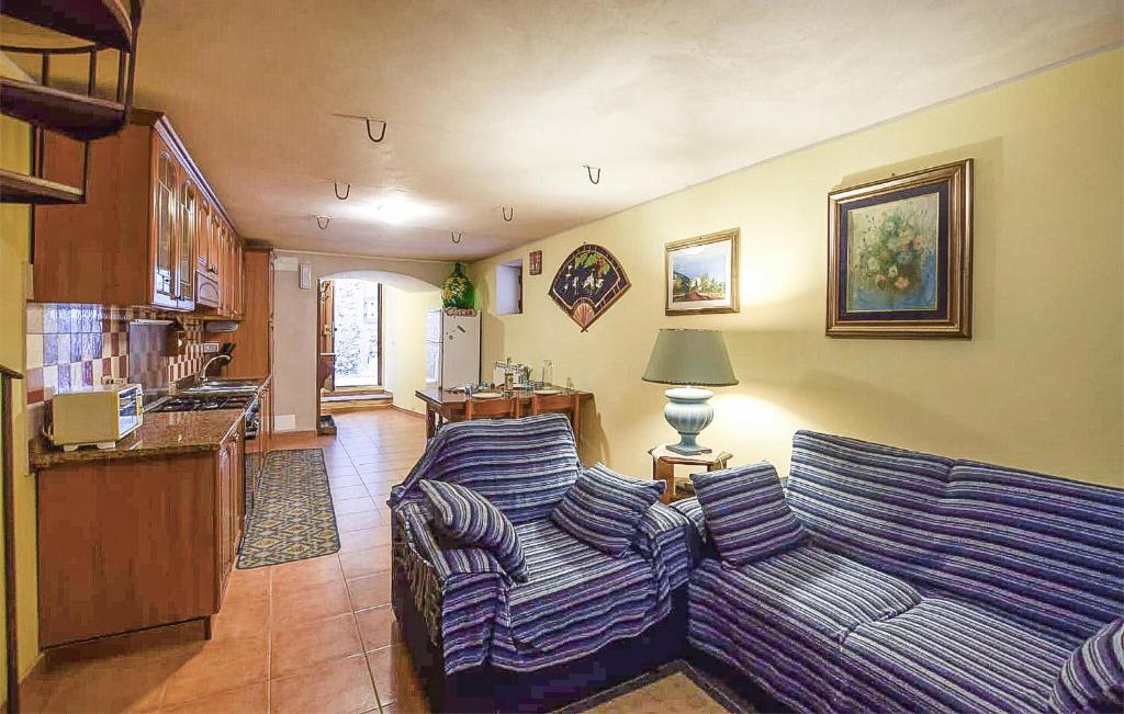 uma sala de estar com um sofá e uma cozinha em Nice Home In Davoli With Kitchen em Davoli