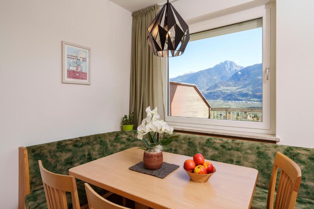Nespecifikovaný výhled na hory nebo výhled na hory při pohledu z hotelu