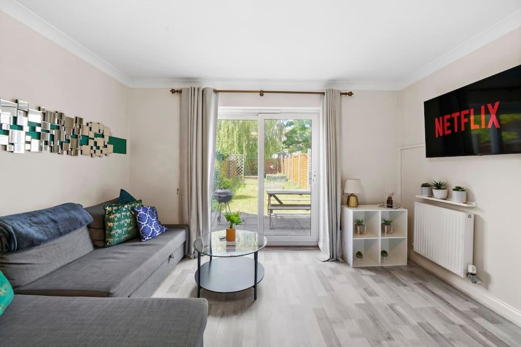 Posezení v ubytování 4 Bedroom Cambridgeshire Home