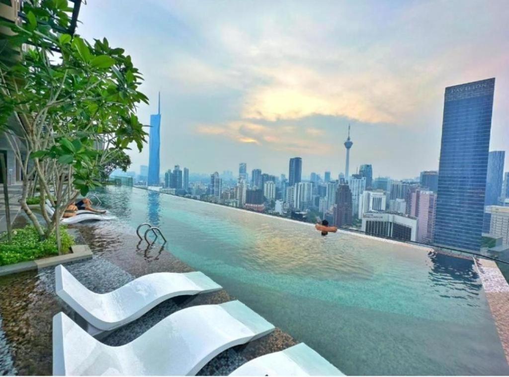 Axon Suites Bukit Bintang KLCC by Sweet Home tesisinde veya buraya yakın yüzme havuzu
