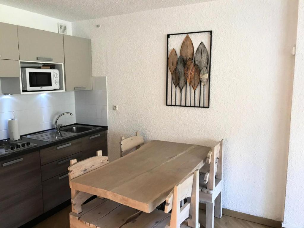 Kuchyňa alebo kuchynka v ubytovaní Résidence Chalmettes - Joli studio rénové avec accès direct aux pistes. parking privé. MAE-8704