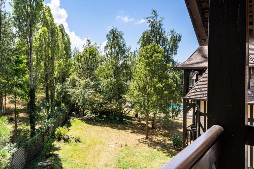 - un balcon donnant sur une cour arborée dans l'établissement La Résidence du Golf - maeva Home - Appartement avec balcon 2 pièces 4 personnes - Prestige - super Home MAE-5054, à Deauville