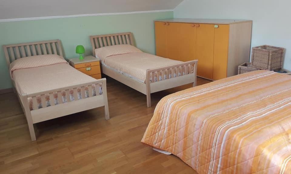 una camera da letto con due letti e un comò di Casa vacanze Il Castagno a Carbognano