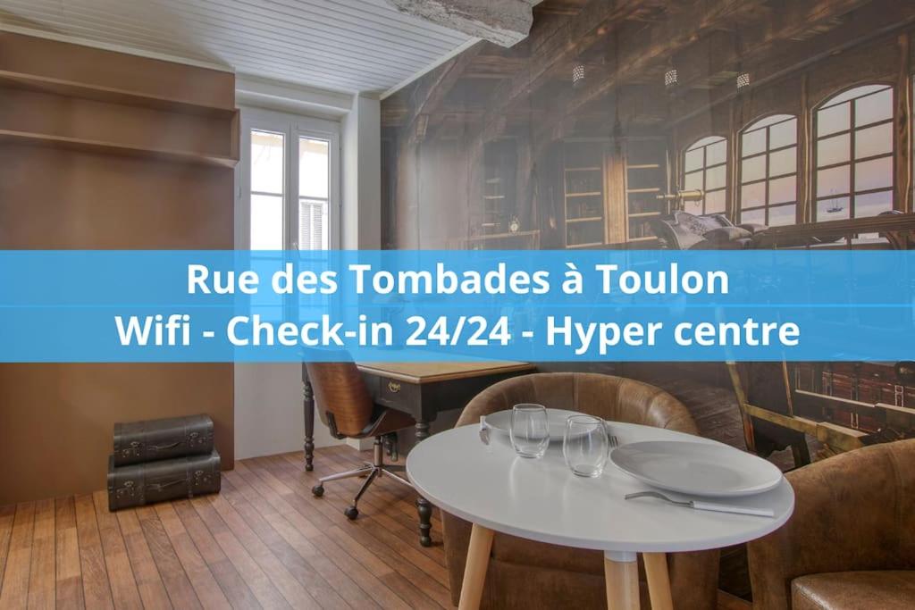 une table avec des verres dans une pièce dans l'établissement Atypique en plein cœur de Toulon, à Toulon