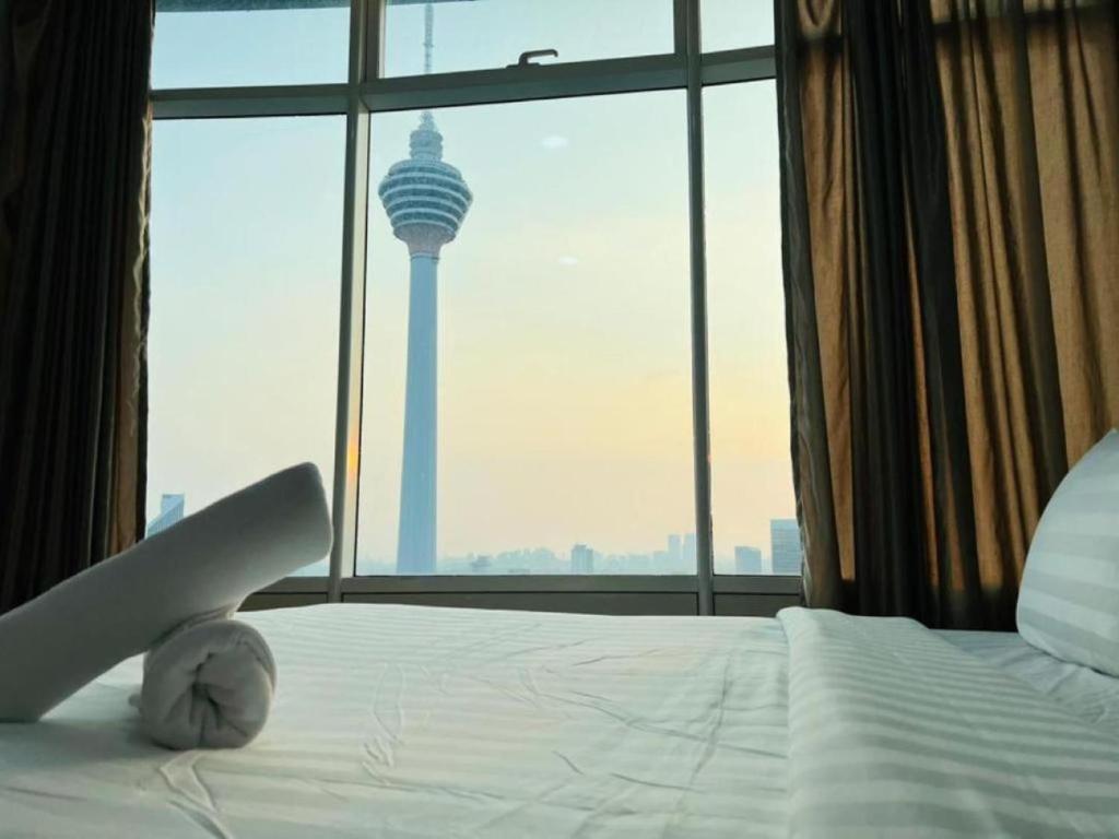 um quarto com uma cama e vista para uma torre em Vortex Suites KLCC, by THE BOB em Kuala Lumpur