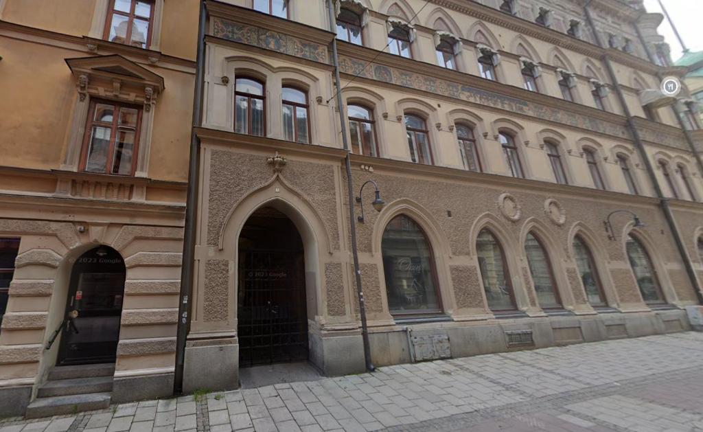 duży budynek z łukami i oknami na ulicy w obiekcie Rentalux Apartments at Nybrogatan w mieście Sundsvall