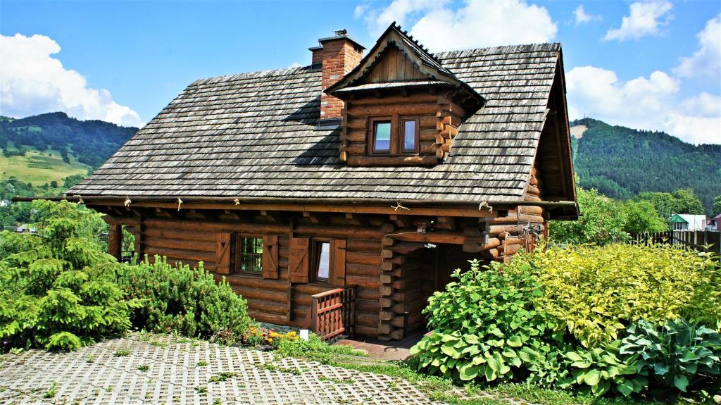 Výhľad na hory alebo výhľad na hory priamo z horskej chaty