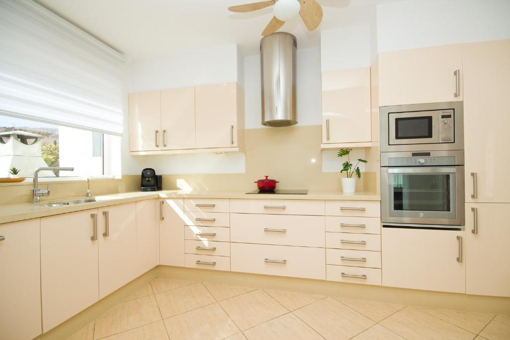 Kuchyň nebo kuchyňský kout v ubytování Casa Alba - By AZ Rentals