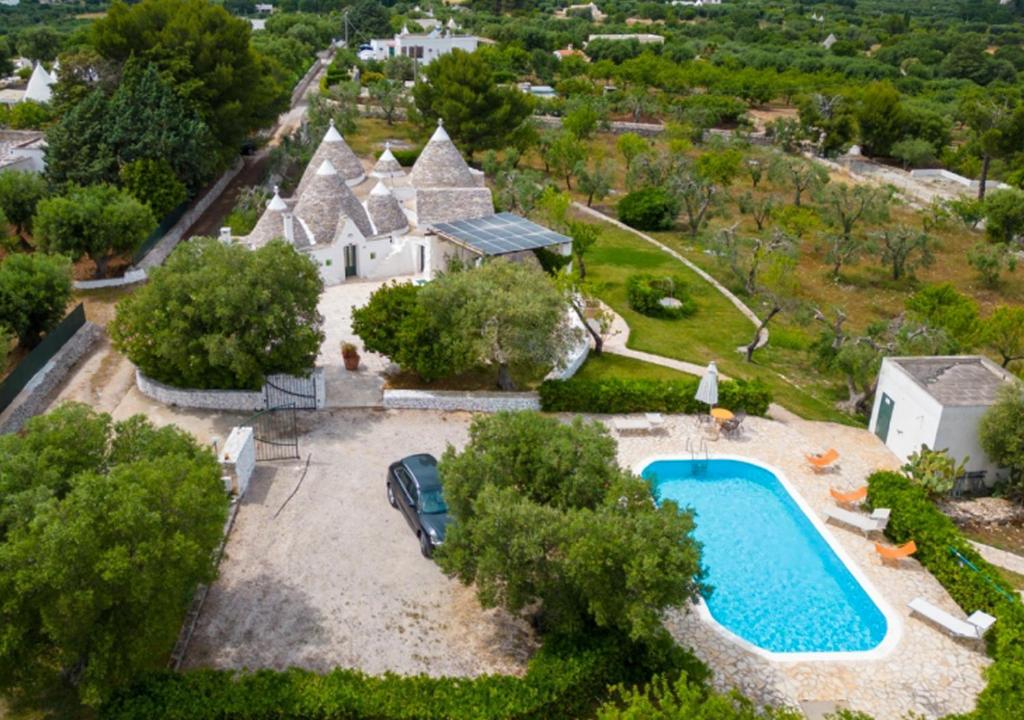 una vista aérea de una finca con piscina en Relais Trullo degli Emme, en Ostuni
