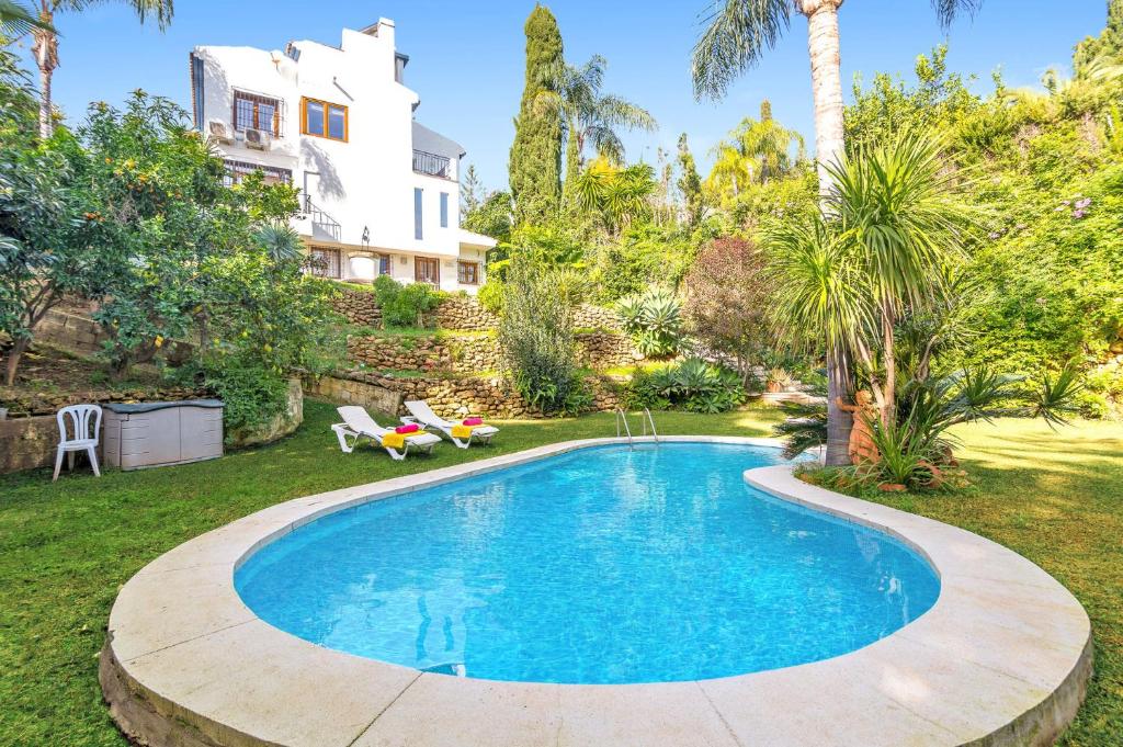 een zwembad in de tuin van een huis bij Villa Jazminez by Villa Plus in Marbella