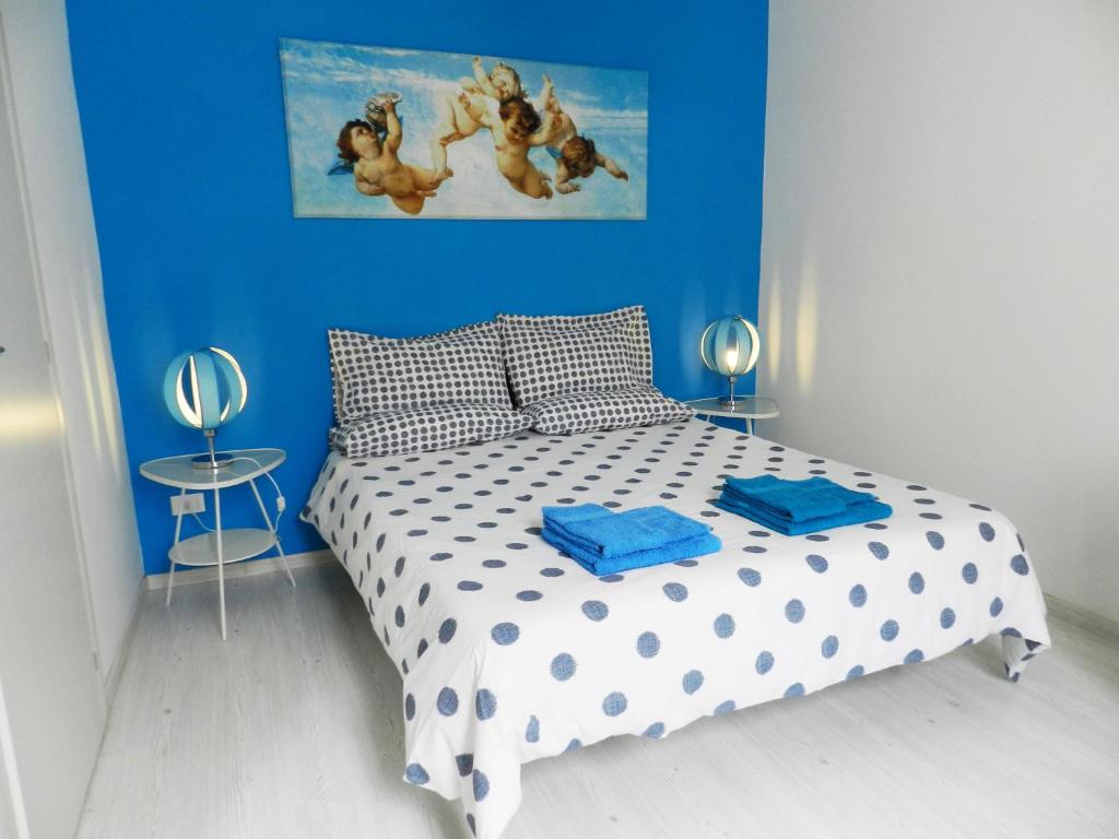 een slaapkamer met een bed en een schilderij aan de muur bij Dea Cibele in Rome