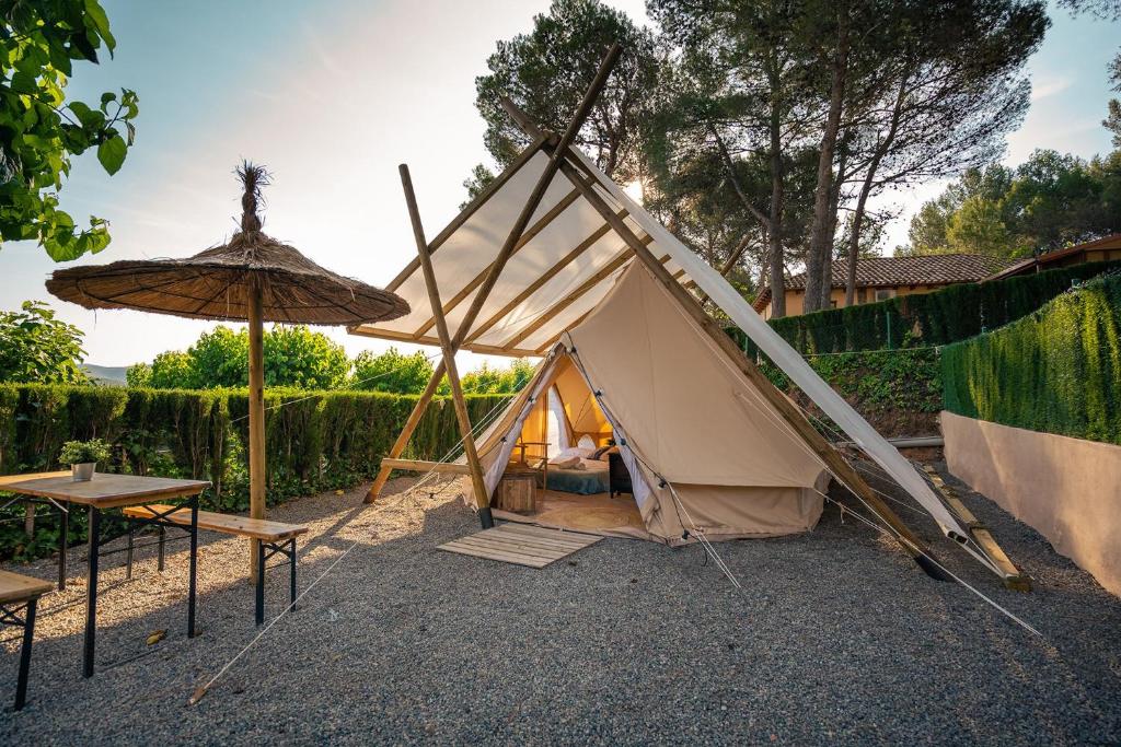 tenda con tavolo e ombrellone di Kampaoh Navajas a Navajas