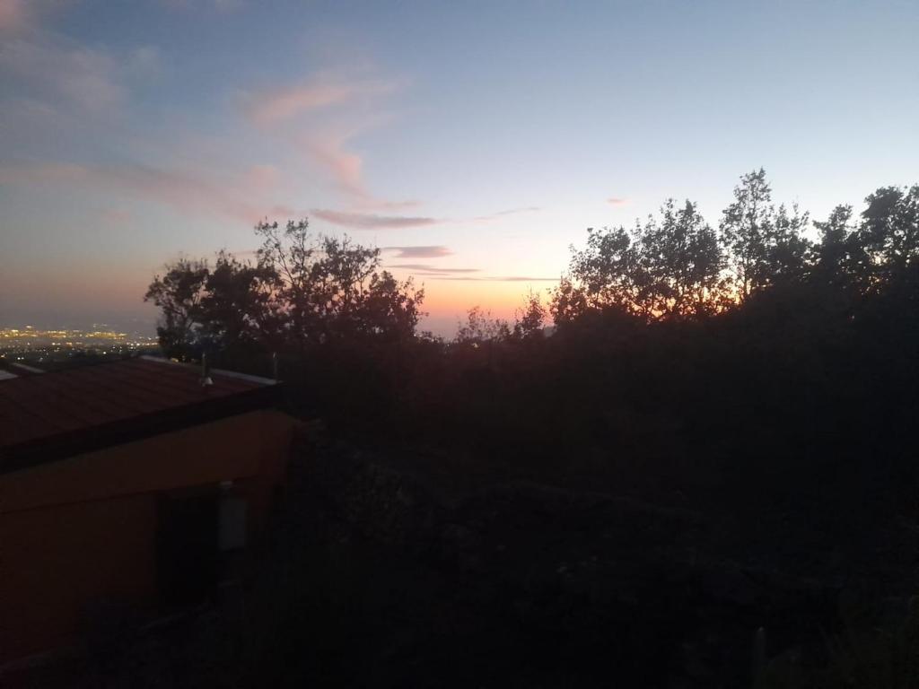 Východ nebo západ slunce při pohledu z bed and breakfast nebo okolí