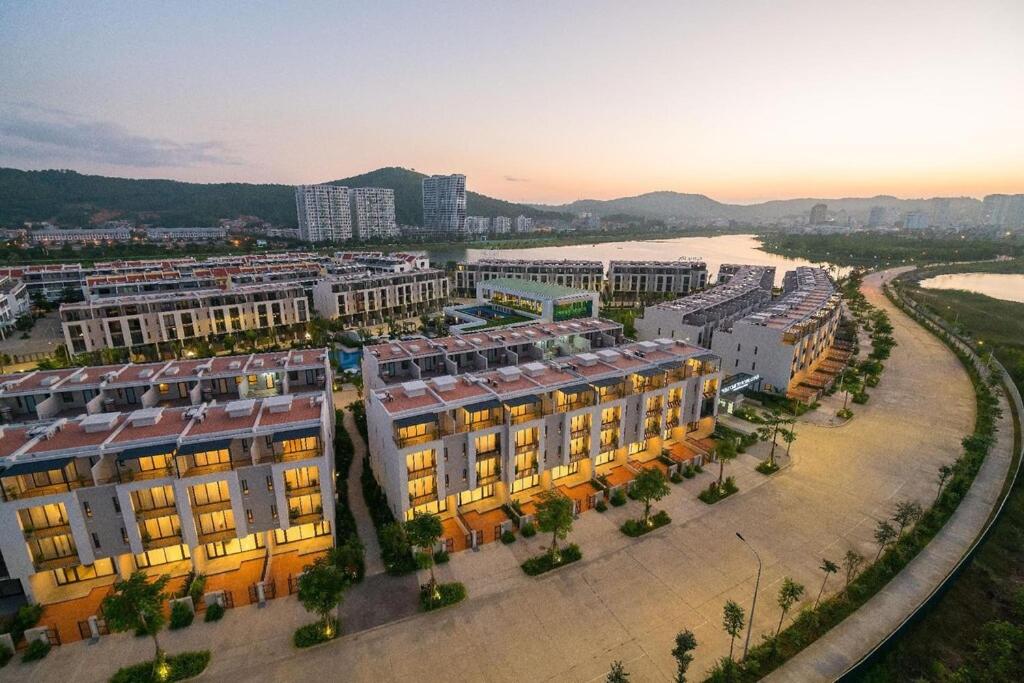 une vue aérienne sur une ville avec des bâtiments dans l'établissement Kim's Villa - 5 phòng ngủ siêu rộng - 100m đến Bãi Tắm, à Hạ Long