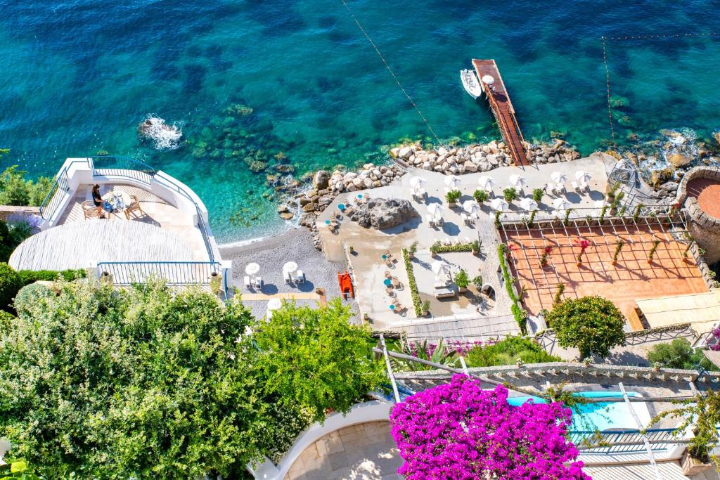 una vista aérea de un complejo junto al agua en Borgo Santandrea, en Amalfi