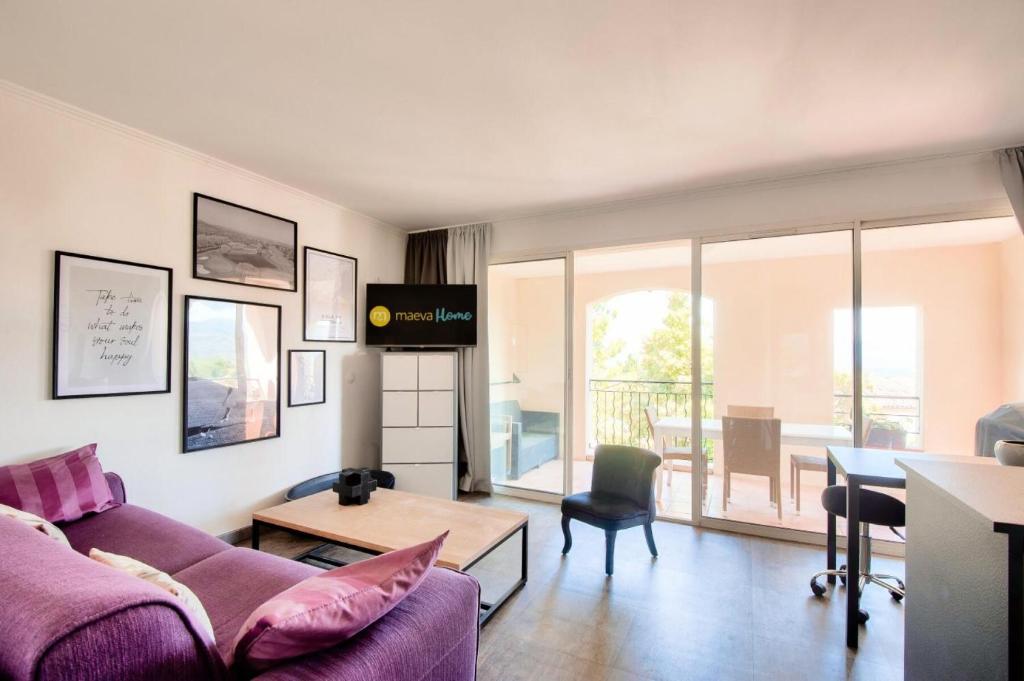 un salon avec un canapé violet et une table dans l'établissement Village Pont Royal en Provence - maeva Home - Appartement 3 pièces 6 personnes - Prestige MAE-4874, à Mallemort