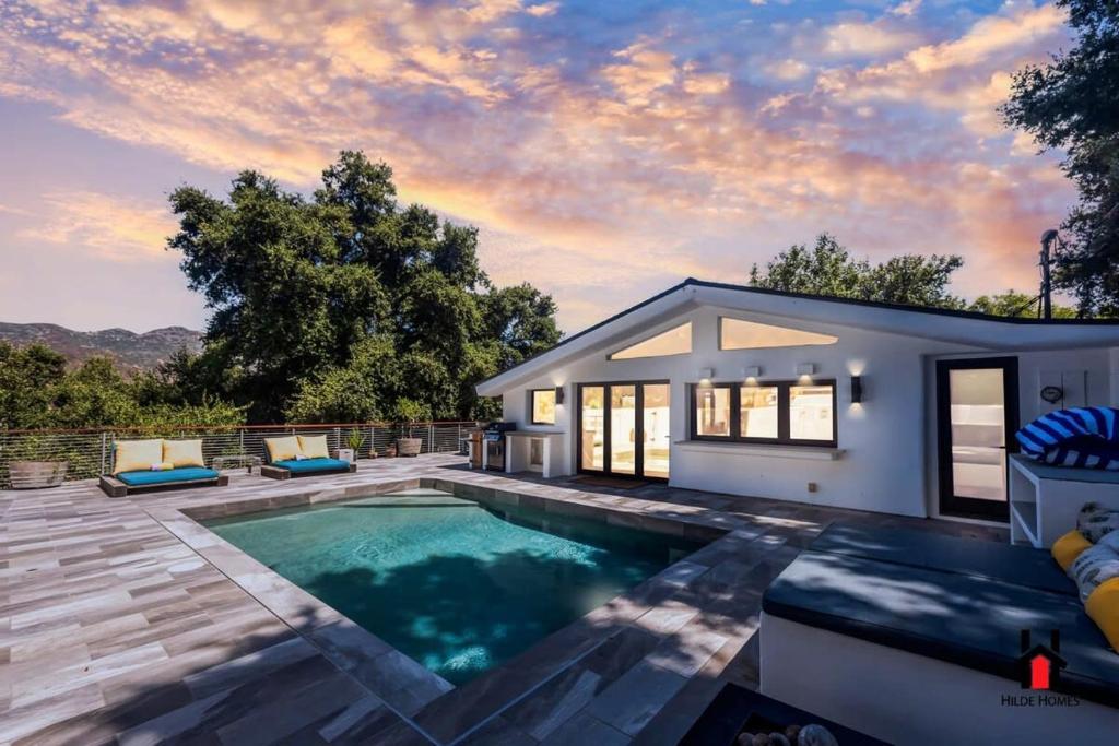 Casa con piscina y casa en Resort Feel I Breathtaking Mountain Scenery I Pool, en Malibú
