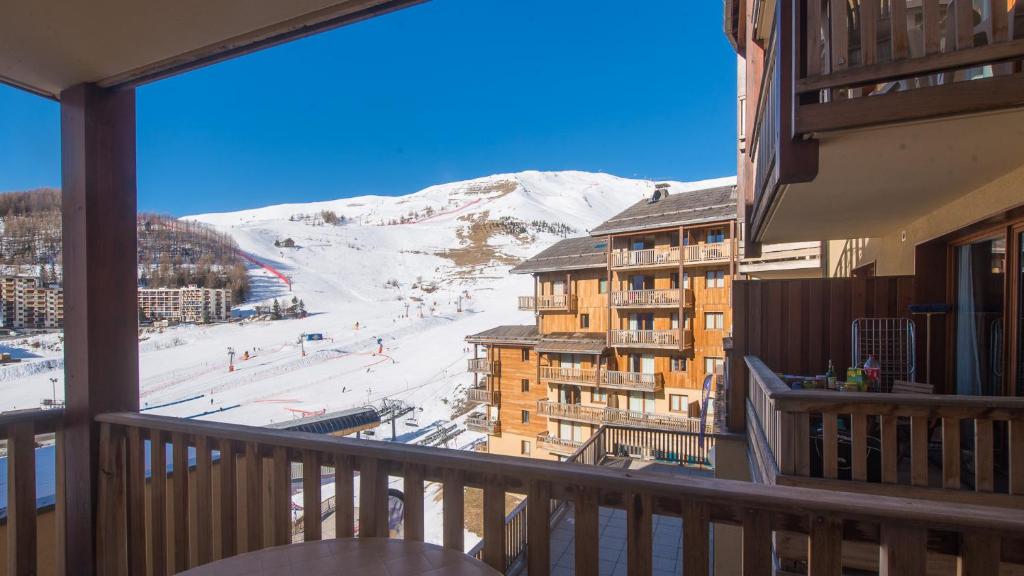 Elle comprend un balcon offrant une vue sur une montagne enneigée. dans l'établissement A104 - Appartement 2 pieces 4 personnes, à Orcières