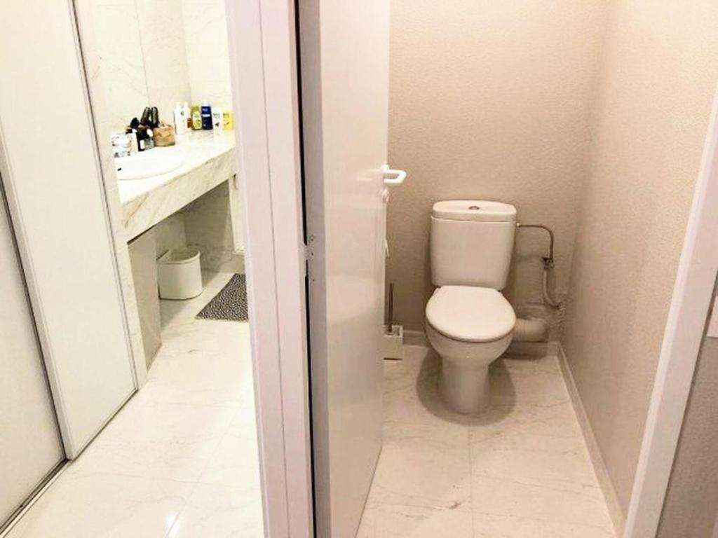 małą łazienkę z toaletą i umywalką w obiekcie Résidence Le Boucanier - 2 Pièces pour 4 Personnes 714 w mieście Vieux-Boucau-les-Bains