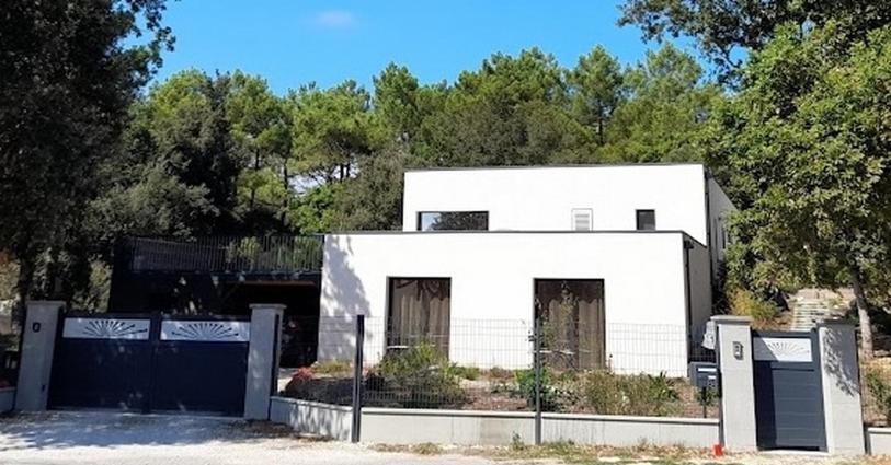 une maison blanche avec une clôture devant elle dans l'établissement Chambre privée, Mer et Foret, au Le Verdon-sur-Mer