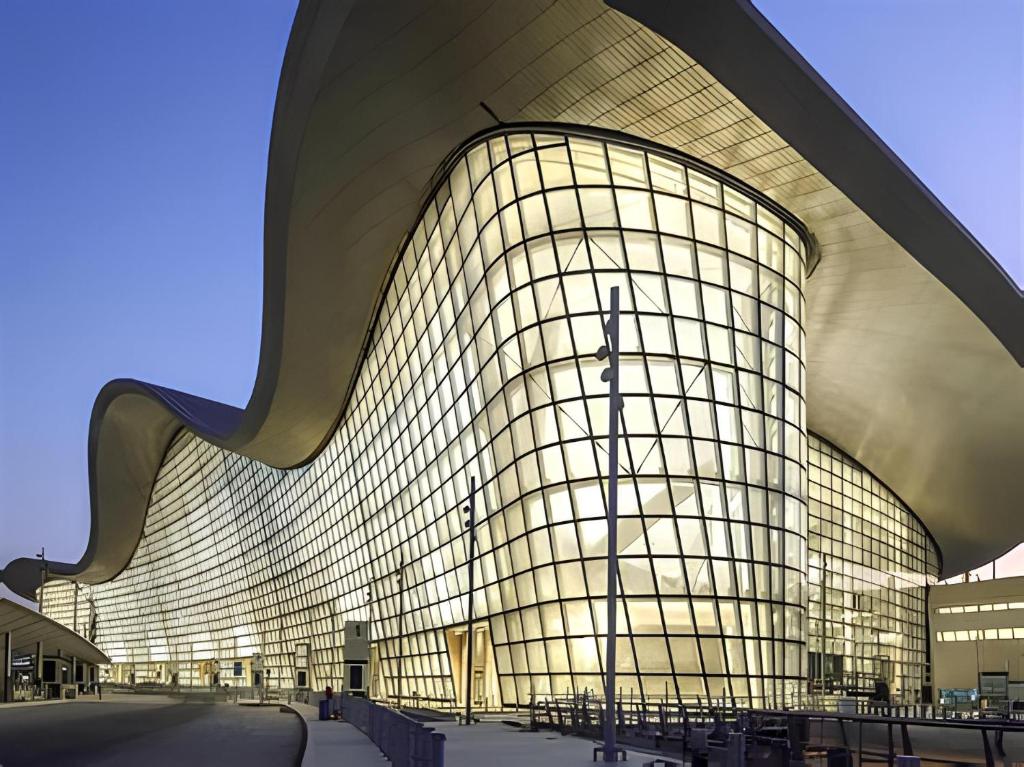 un gran edificio con muchas ventanas en AUHotel - Zayed International Airport, en Abu Dabi