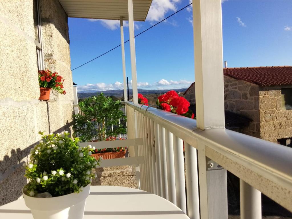 een balkon met uitzicht op de bergen bij Galician Holiday Home in Villariño