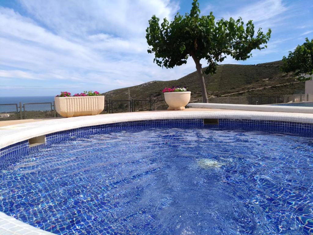 una piscina con vista sull'oceano di Peñiscola - Casa Mirador mit Gemeinschaftspool a Castellón de la Plana