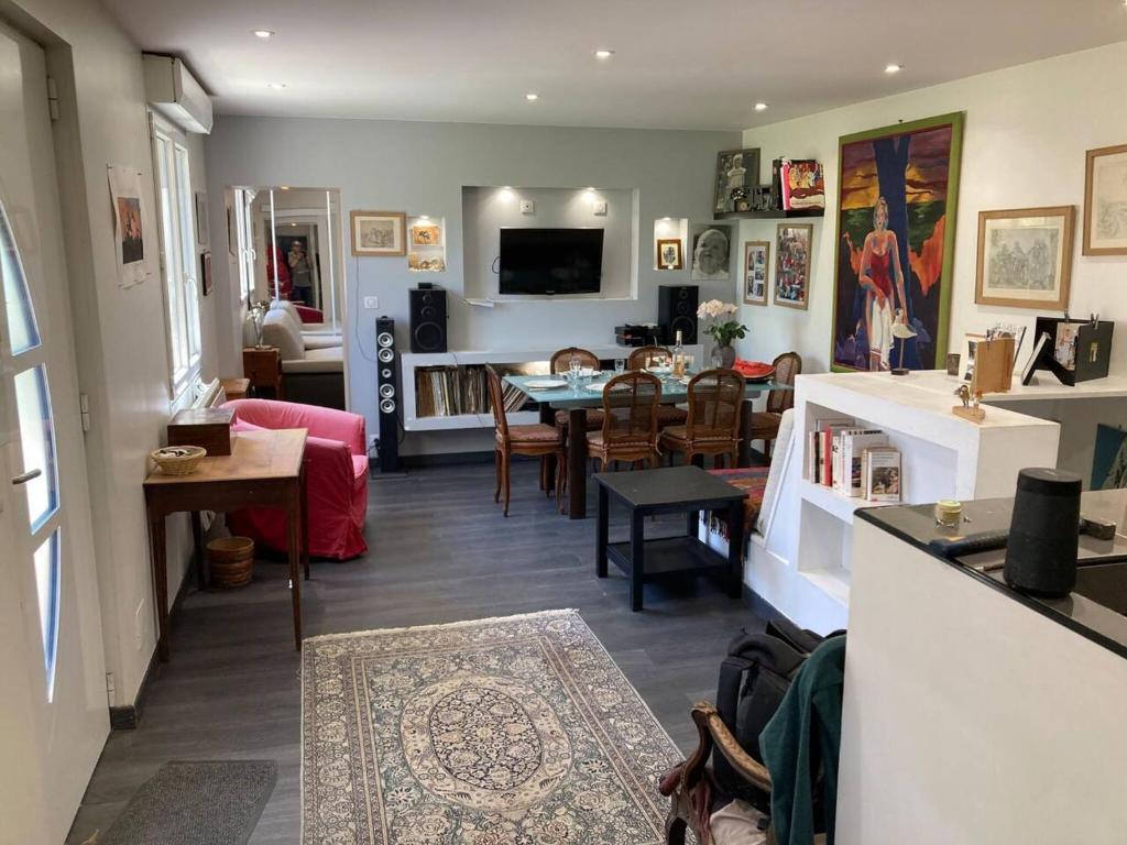 a living room with a table and a dining room at Propriete de 2 chambres avec terrasse et wifi a Saint Denis in Saint-Denis