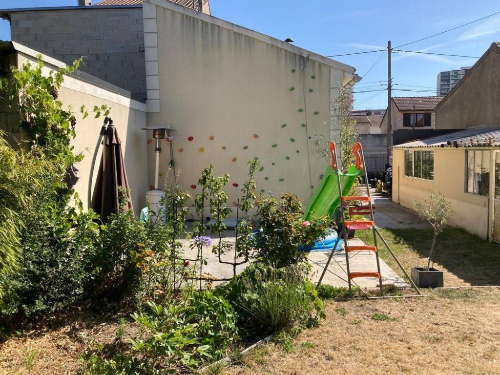 a backyard with a garden with a climbing wall at Propriete de 2 chambres avec terrasse et wifi a Saint Denis in Saint-Denis