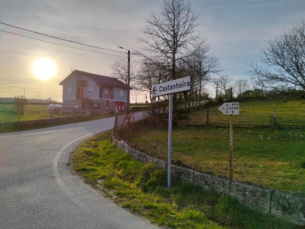 um sinal de rua no lado de uma estrada em CASA NOVA MONTALEGRE em Montalegre