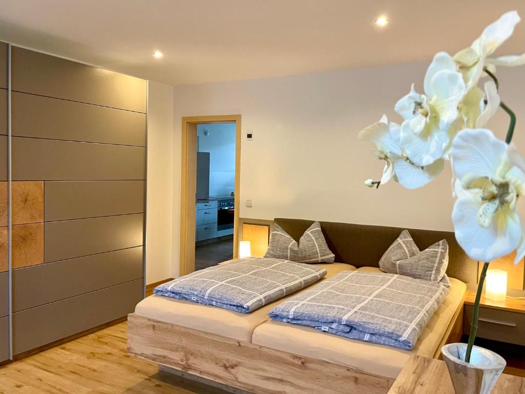 Un pat sau paturi într-o cameră la STADTOASE geräumige Gästewohnungen mit Balkon, Komfort, Modernität und Ruhe, Für Monteure geeignet, Free WiFi