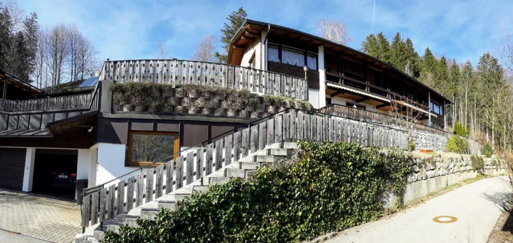 ein Haus mit einer Treppe, die hinauf führt in der Unterkunft Sonnenhäusl in Bergen