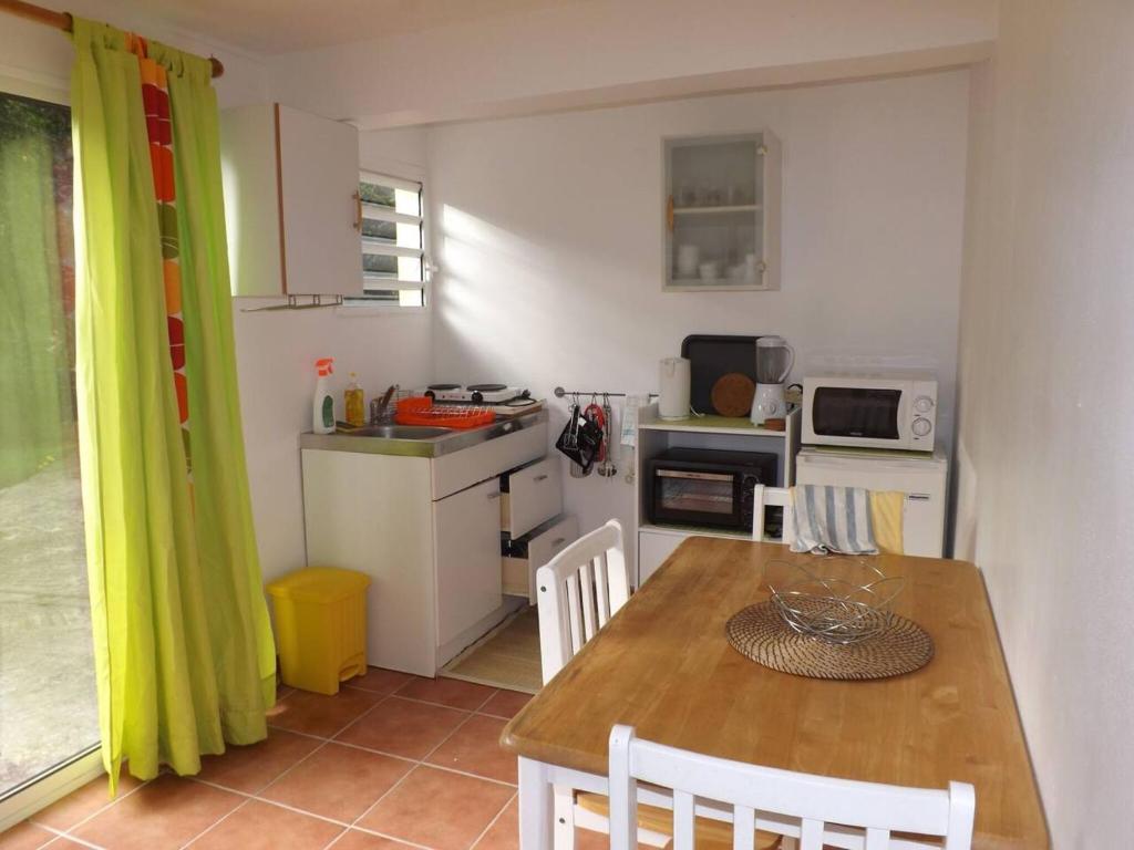 Kjøkken eller kjøkkenkrok på Maison d'une chambre avec terrasse et wifi a Fort de France