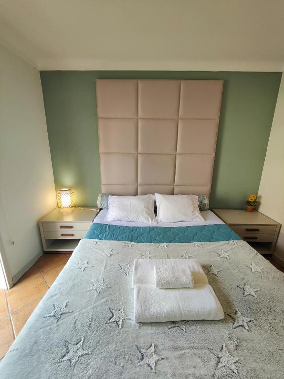 Postel nebo postele na pokoji v ubytování Vagueira Guest House & Beach Hostel