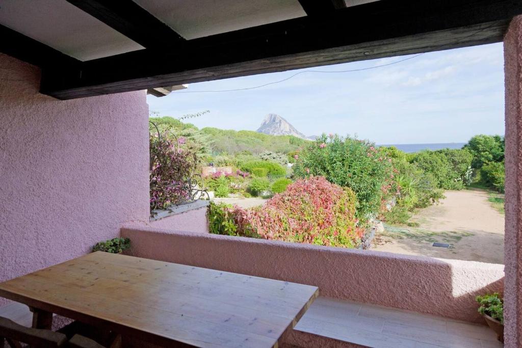 een balkon met een tafel en uitzicht op de oceaan bij 2 bedrooms property at Porto Taverna 10 m away from the beach with terrace and wifi in Porto Taverna