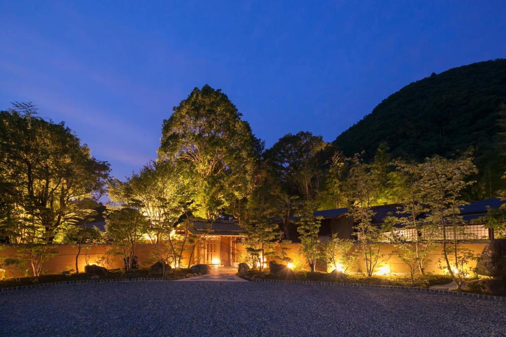 伊豆市にある月ヶ瀬温泉 雲風々 -うふふ-の夜間の灯りと木々の並ぶ建物
