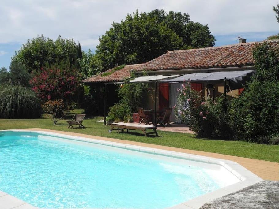 een groot zwembad voor een huis bij Maison avec piscine et patio in Cavaillon