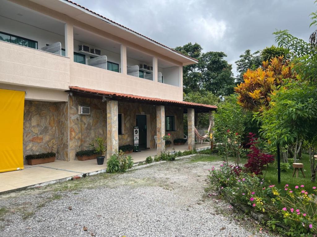 una casa con giardino di fronte di Pousada Encanto dos Mognos a Ibicoara