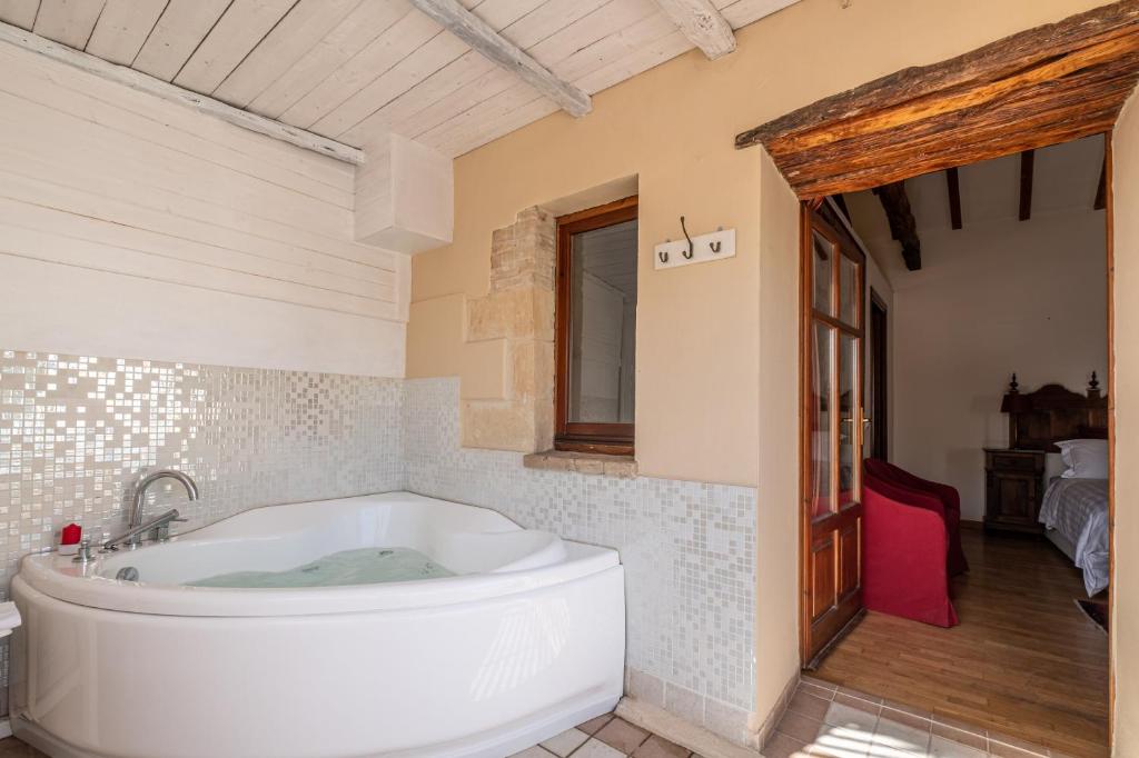 Un baño de Corte Cristina & Suites